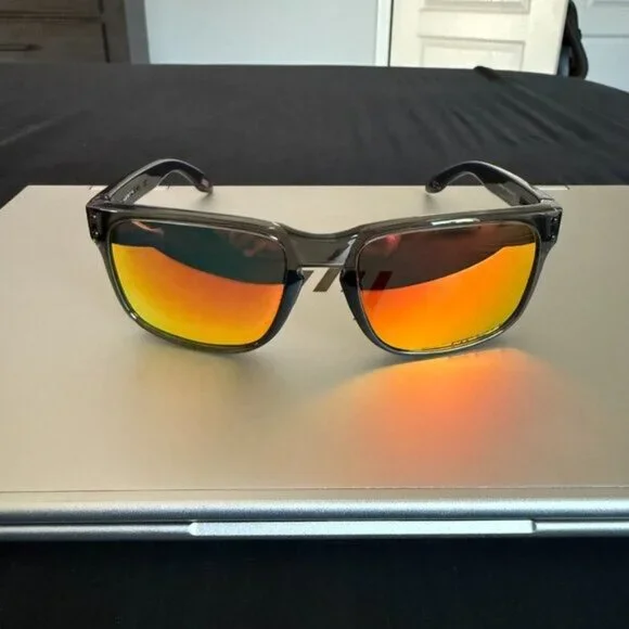 OO9102 Oakley Holbrook Smoke Gray Frame Prizm Polarized Red Reflective Lenses - Picture 6 of 7